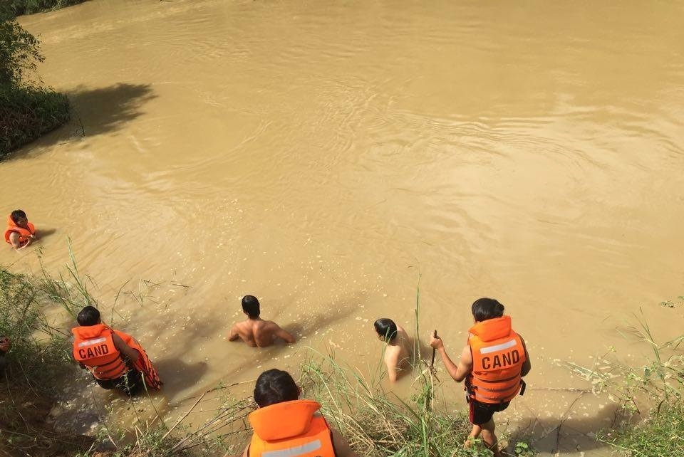 34 can bo tim nguoi bi nuoc cuon troi mat tich hinh anh