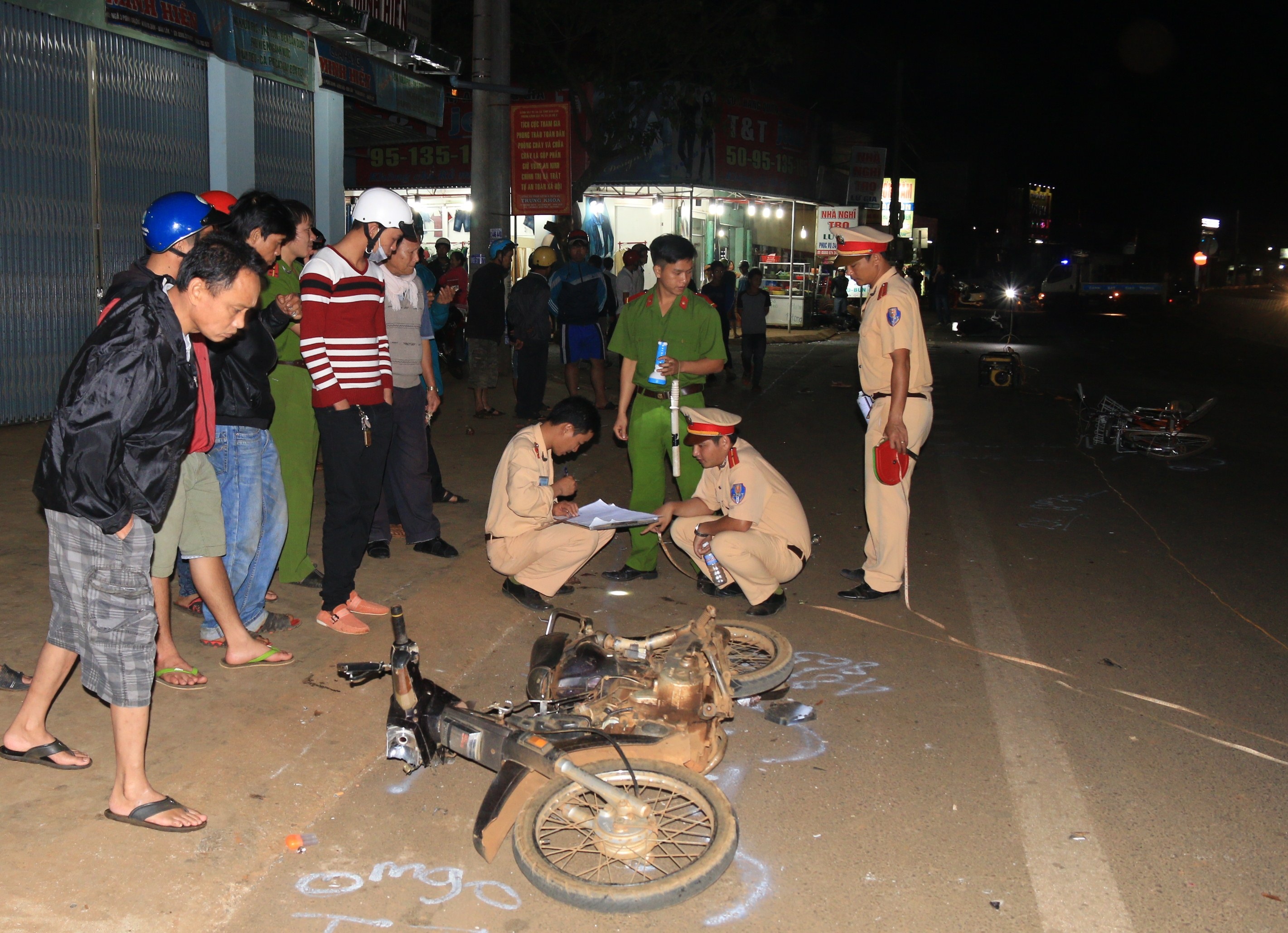 Xe cong nong gay tai nan lien hoan, 3 nguoi bi thuong hinh anh