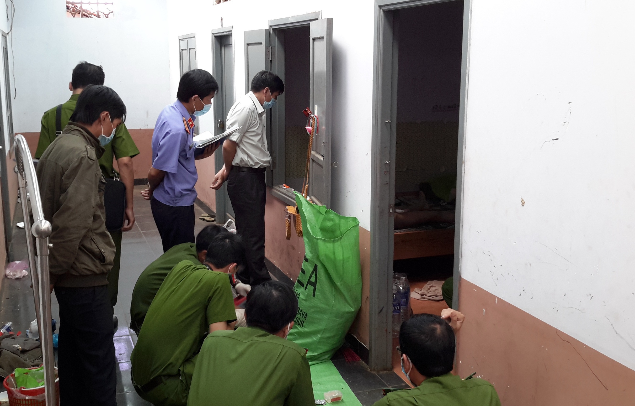 Hai ga trai bop co gai ban dam roi cuop cua hinh anh