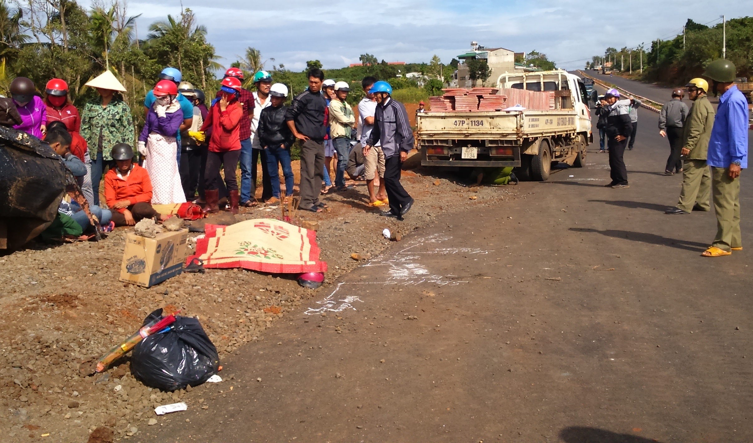 Xe tai chay nguoc chieu tong chet nguoi phu nu hinh anh