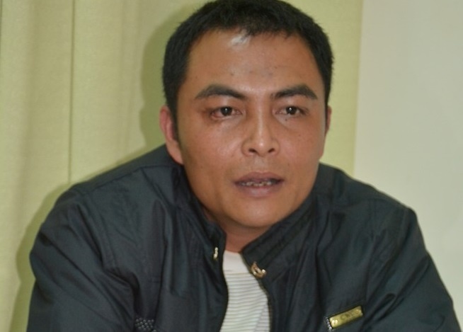 Bat thanh nien uy hiep cong an giai cuu dong bon hinh anh