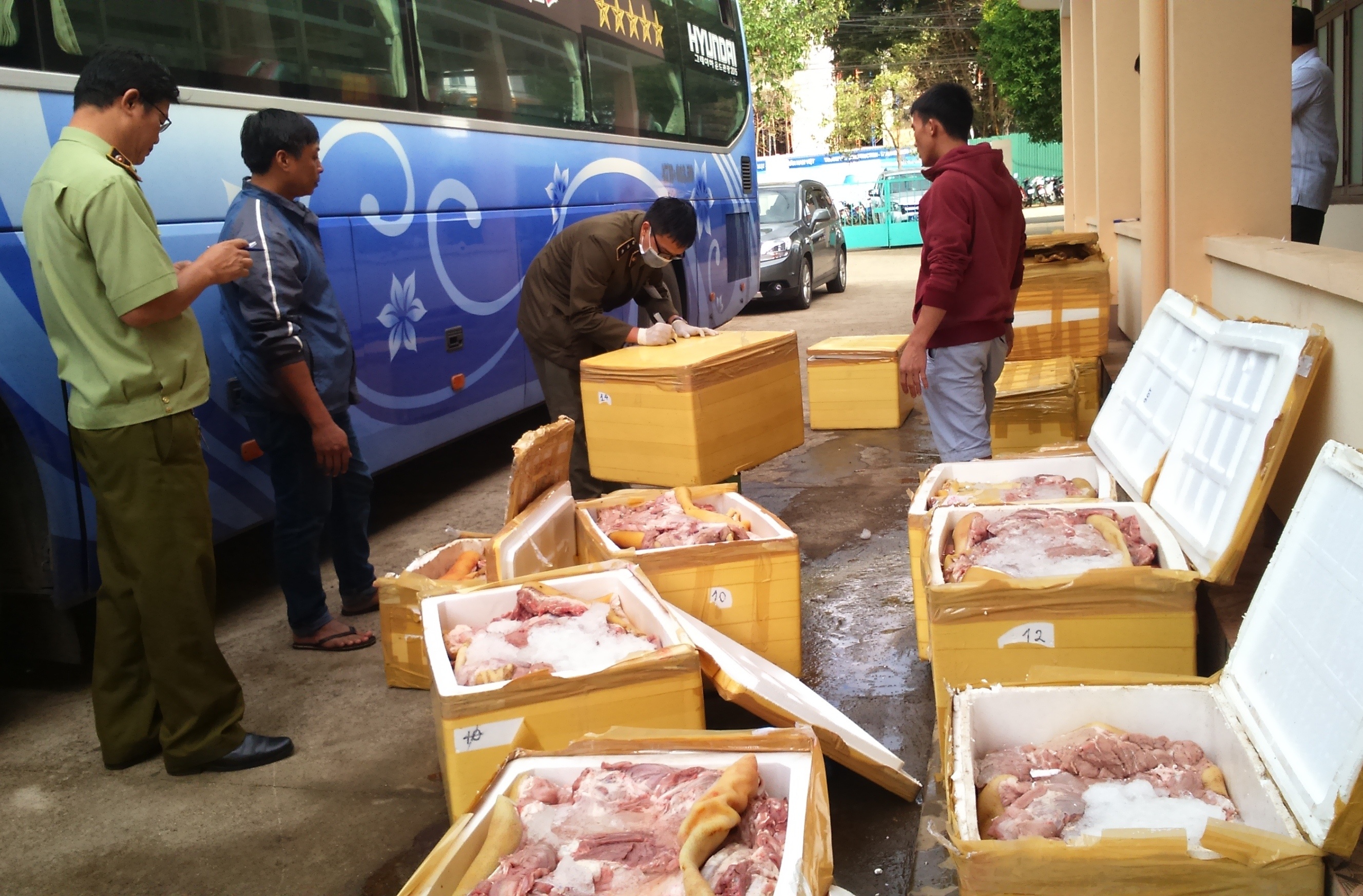 Phat hien hon 1 tan thit boc mui tren xe khach hinh anh