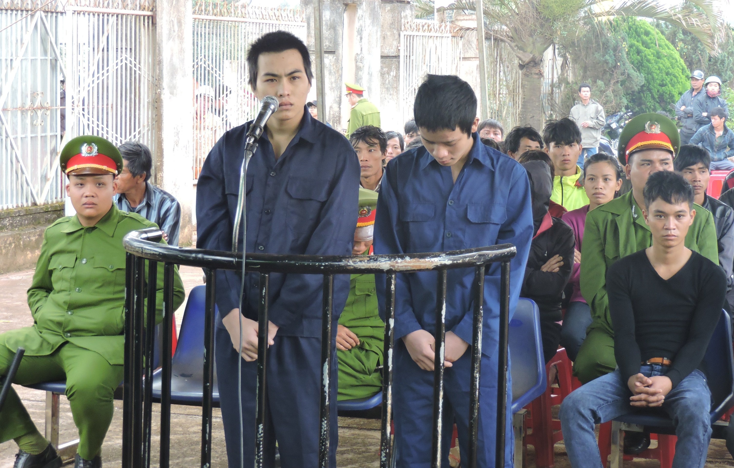 2 thanh nien nem da xe khach linh an hinh anh