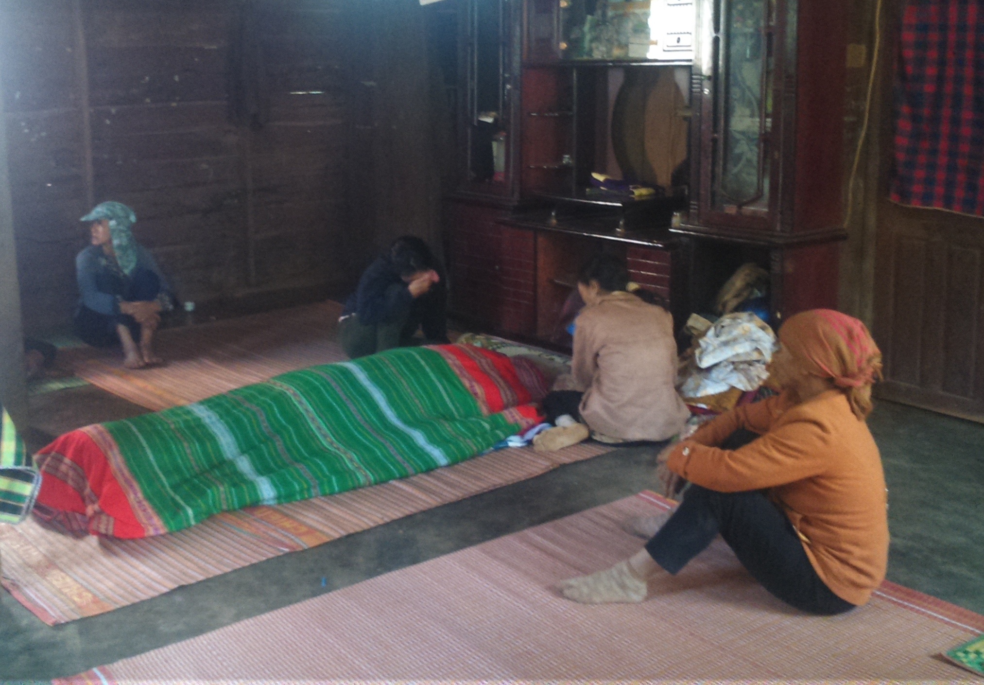 Nam thanh nien dam ban tu vong roi tu tu hinh anh