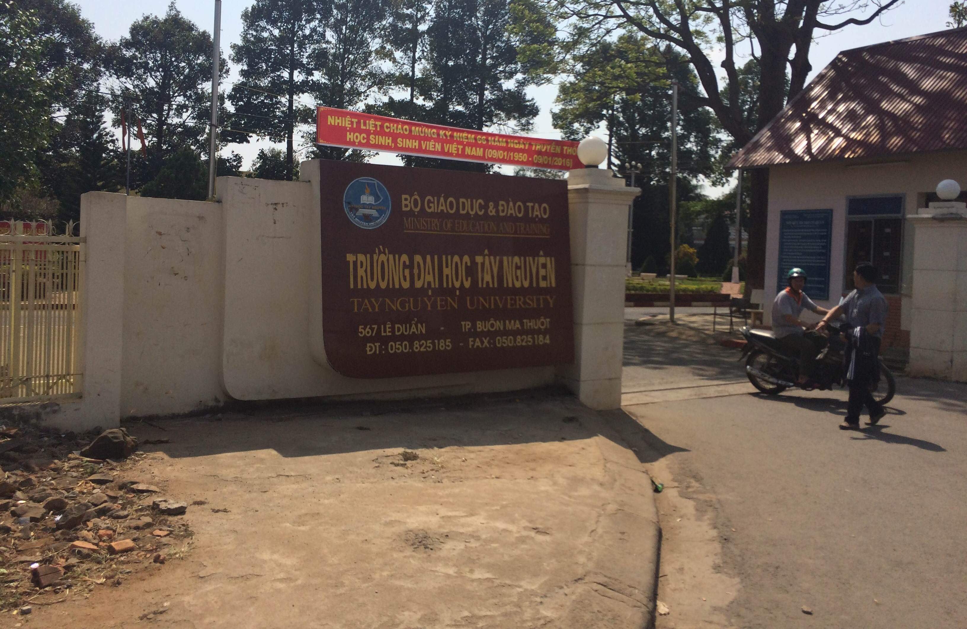 Ky luat 3 can bo, giang vien trao bai thi cho sinh vien hinh anh