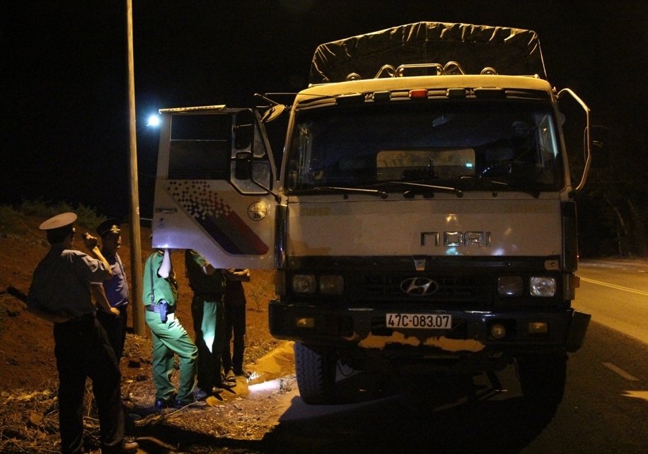 Xi lop xe chong doi thanh tra giao thong hinh anh