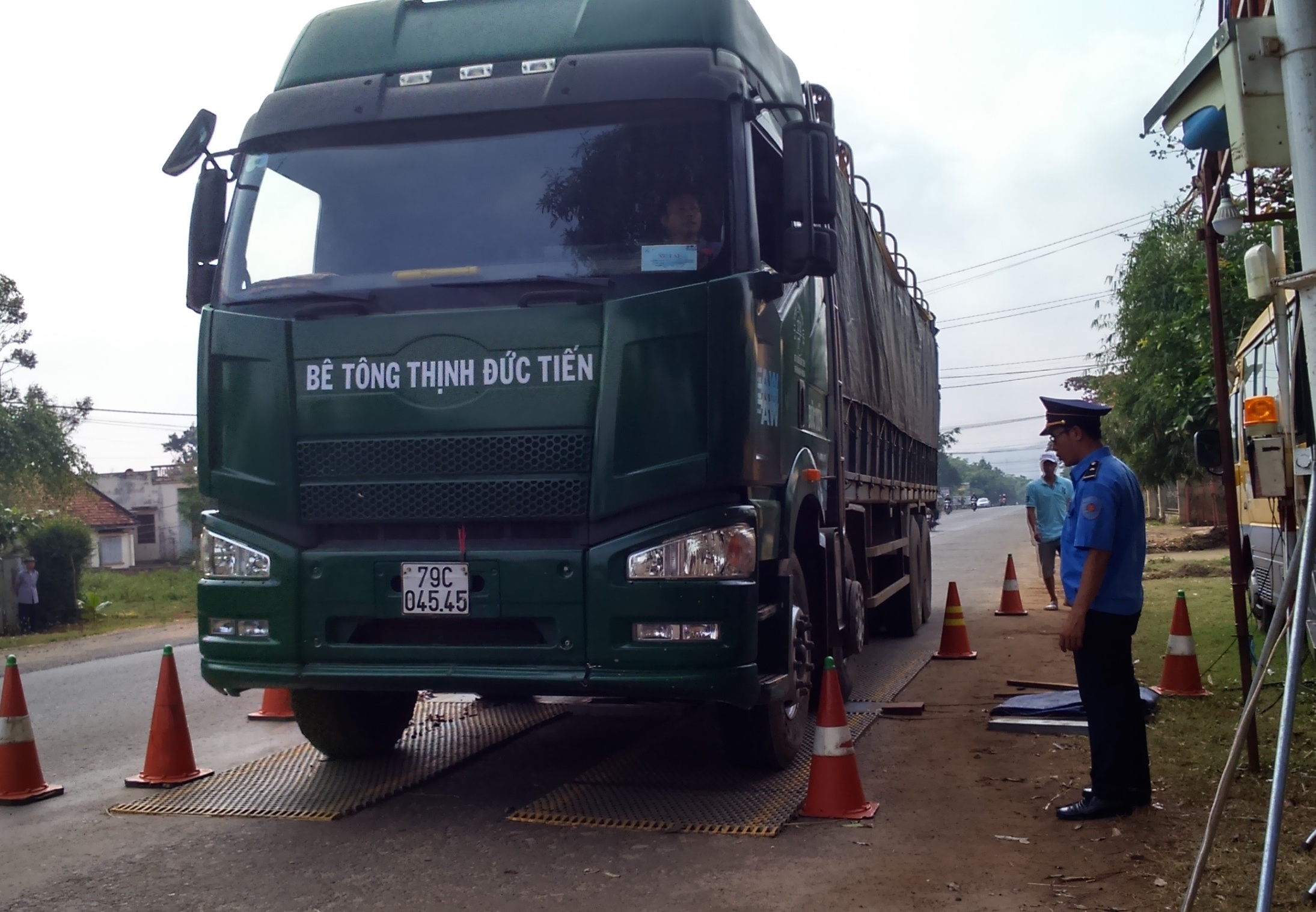 Tai xe moi nha bao den chung kien can tai trong hinh anh