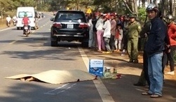 Thanh nien bi oto tong tu vong khi bang qua duong hinh anh