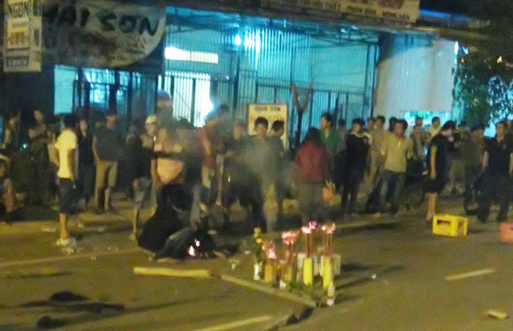 Mau thuan trong luc an toi, thanh nien bi ban chet tai cho hinh anh