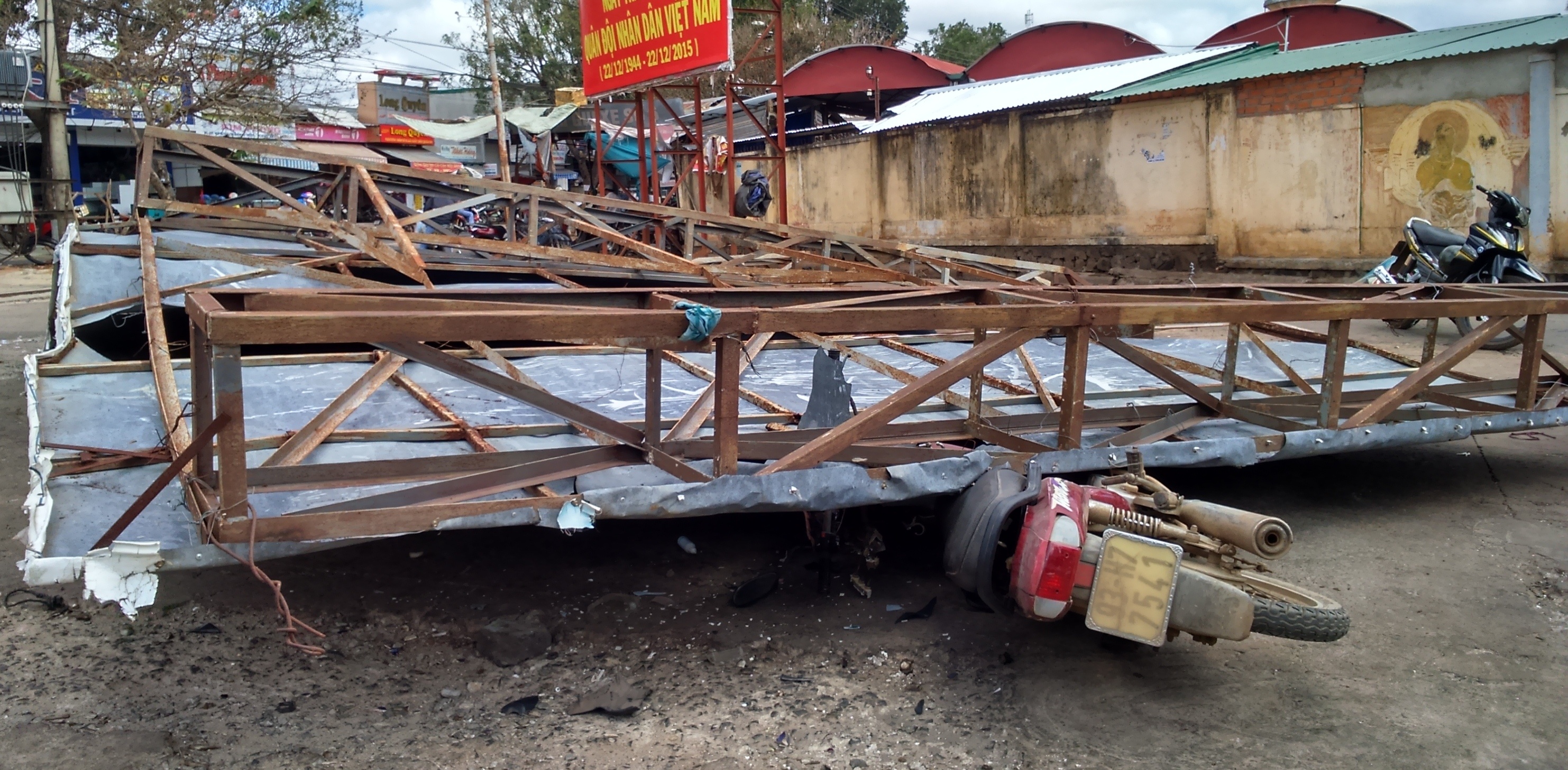 Bang quang cao 40 m2 do sap, chau be 11 tuoi thoat chet hinh anh