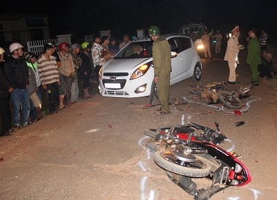 Hai xe may dam truc dien lam hai nguoi chet hinh anh