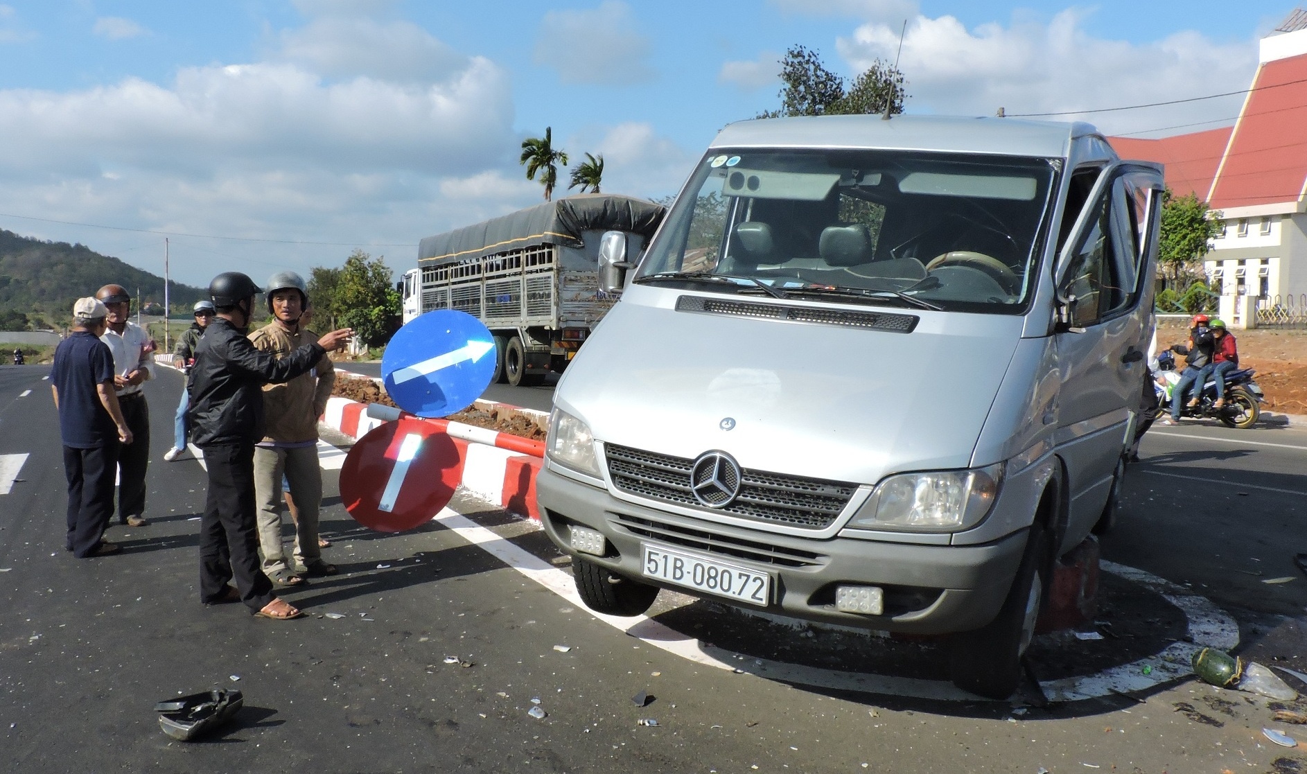 Xe du lich lao len dai phan cach, 2 tai xe bi thuong nang hinh anh