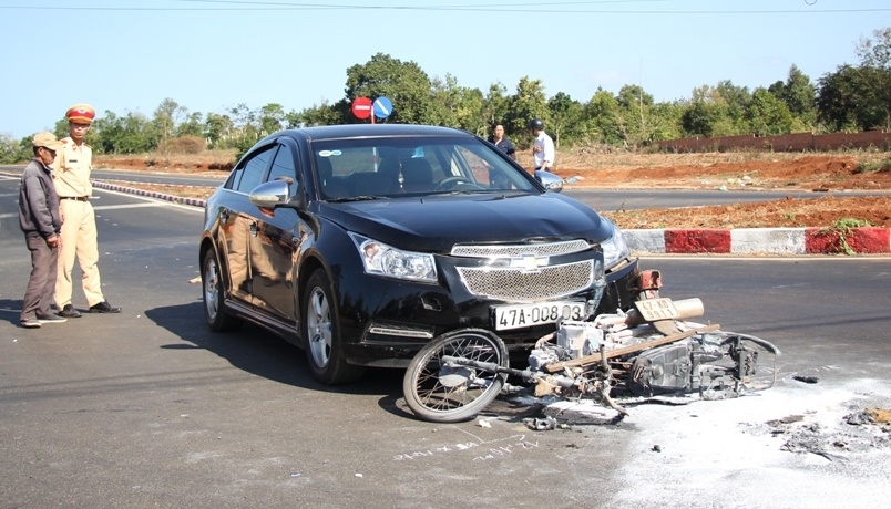 Tong vao oto, xe may chay tro khung hinh anh