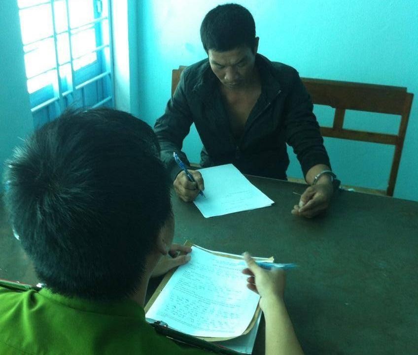 Ba thanh nien danh ban nhau tu vong hinh anh