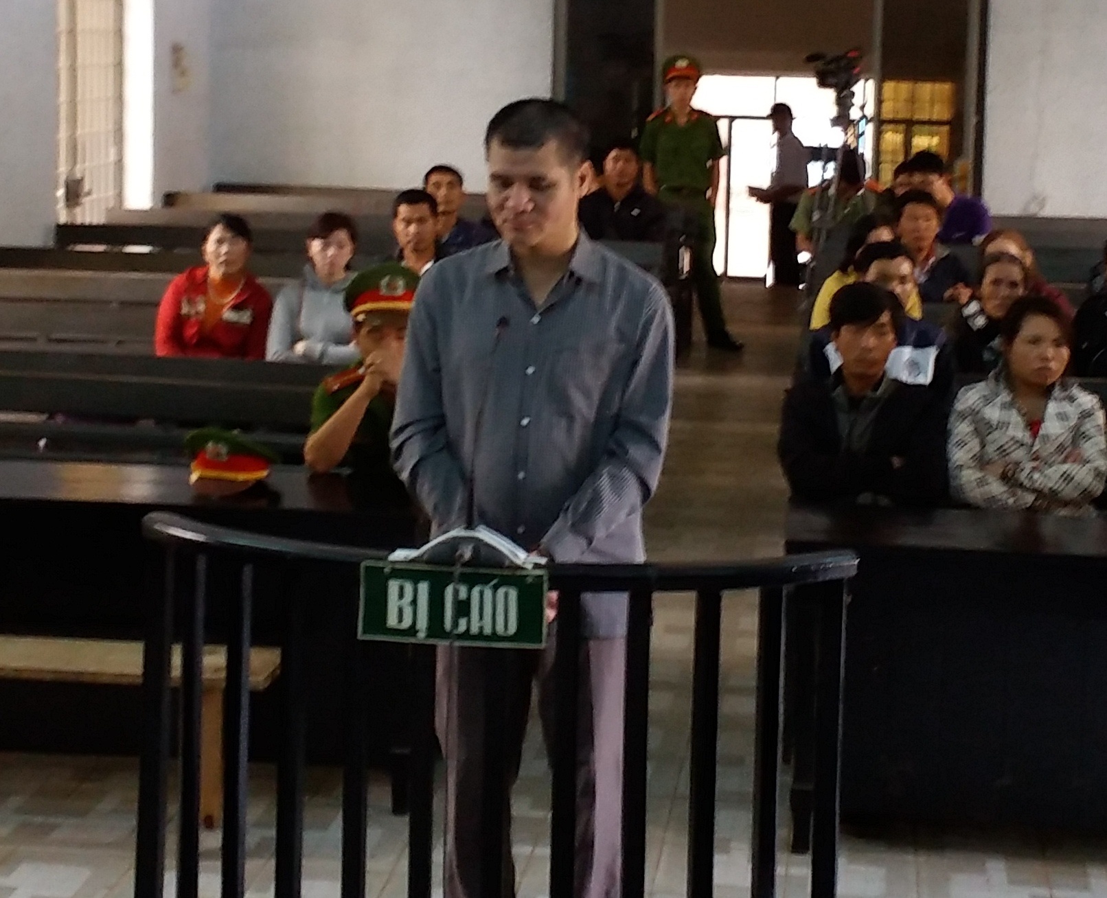 Giam doc lua chay viec linh 13 nam tu hinh anh