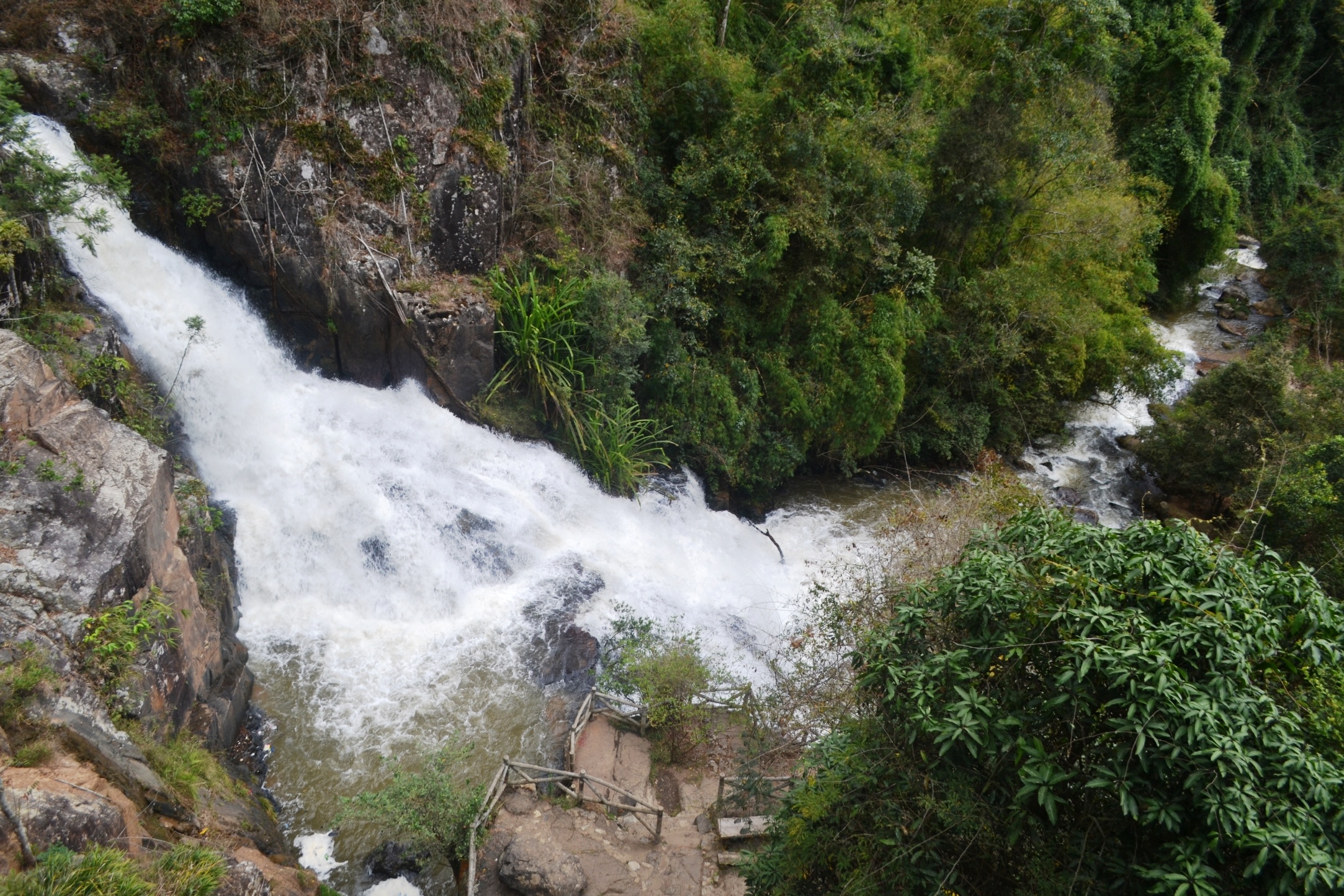 Khu vuc ba khach Anh gap nan tung xay ra tranh cai hinh anh