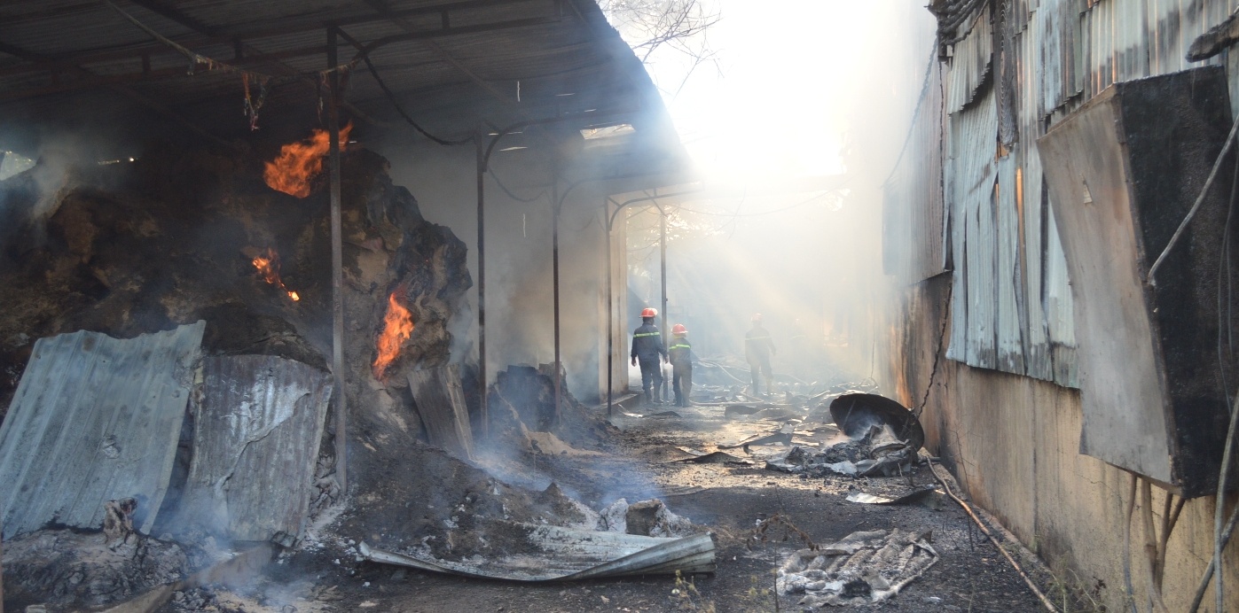 Chay xuong go 1.000 m2, nhieu cong nhan thao chay thoat than hinh anh