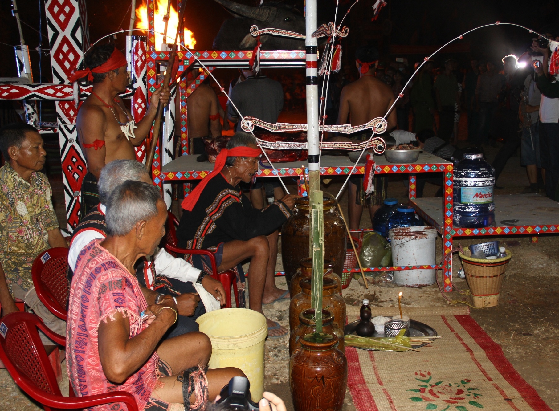 Hoi dua voi Tay Nguyen anh 2