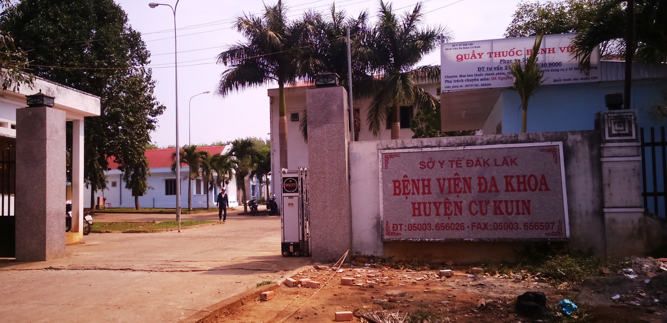 Tam dinh chi cong tac bac si khien nu sinh bi cua chan hinh anh