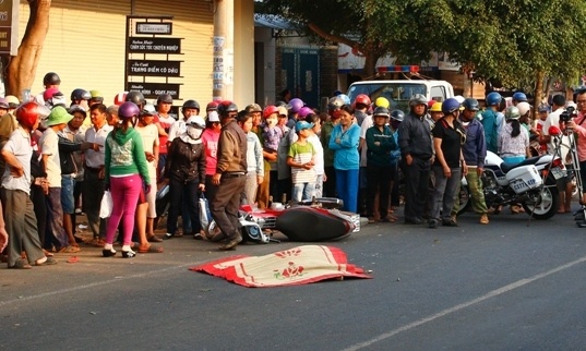 Thai phu bi container can qua nguoi tu vong hinh anh
