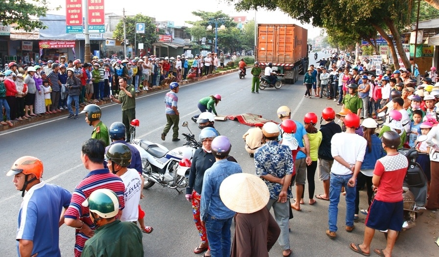 thai phu bi container can qua nguoi tu vong anh 1