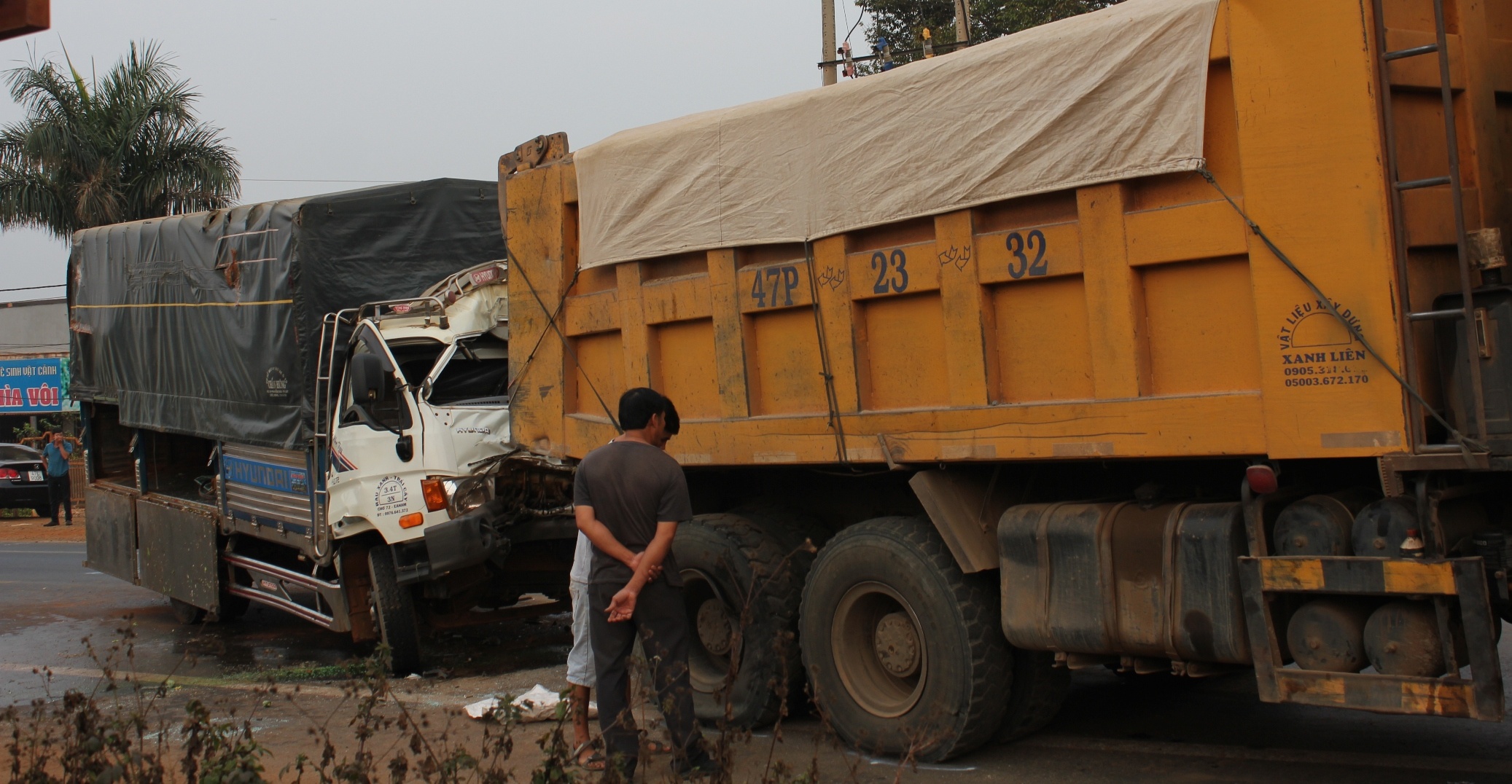 tai xe va phu xe mac ket trong cabin anh 1