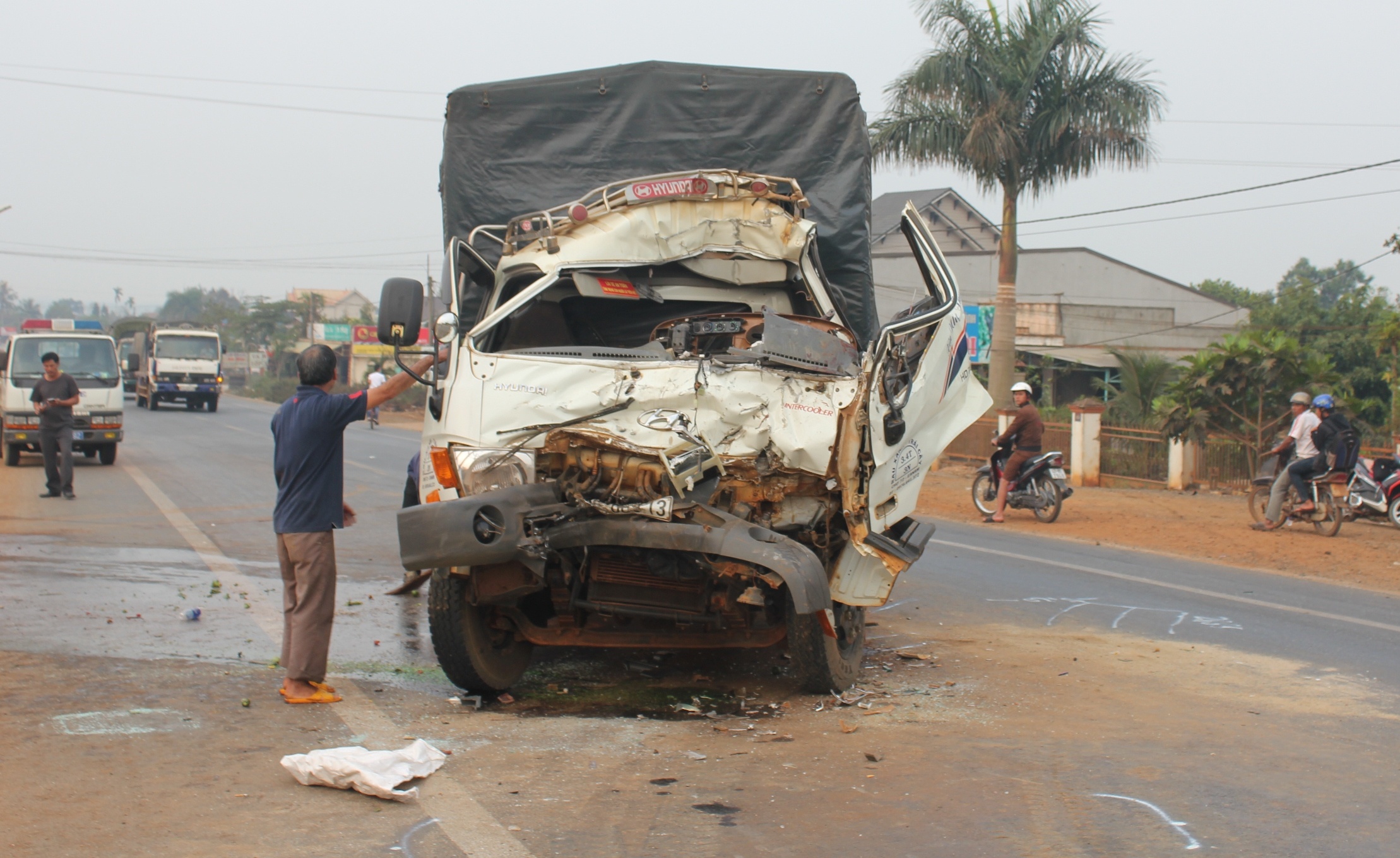 Tai xe cung phu xe mac ket trong cabin hinh anh