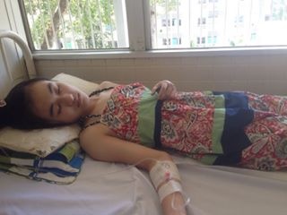 Gia dinh thieu nu bi cua chan yeu cau boi thuong hinh anh