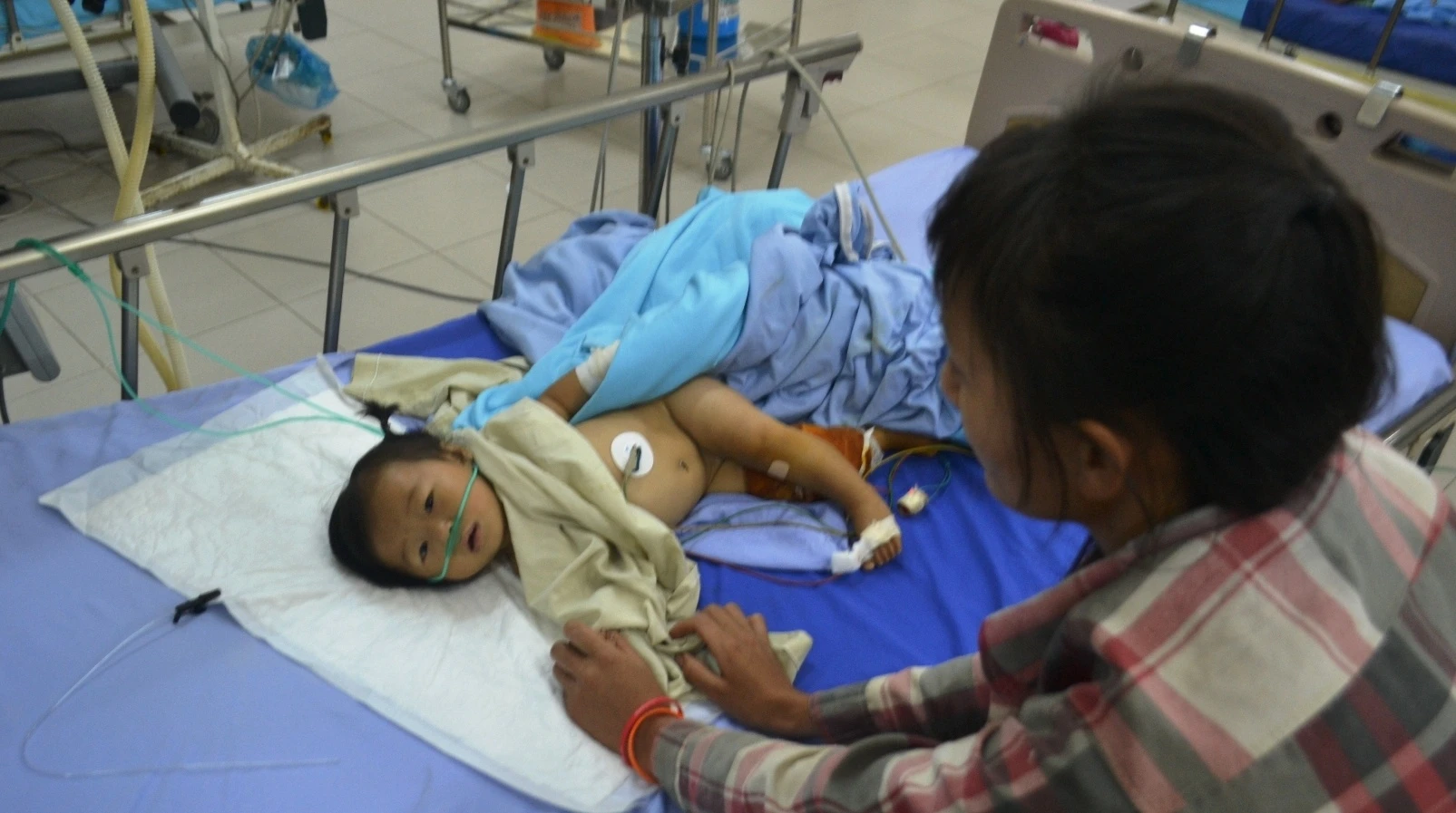 Be gai 9 thang tuoi bi ban 6 vien dan vao nguoi hinh anh