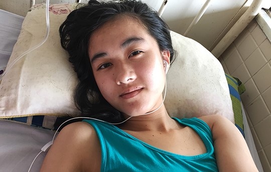 Ai chi tra khi gia dinh nu sinh bi cua chan doi 1 ty? hinh anh