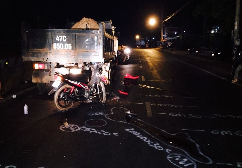 15 phut xay ra 2 vu tai nan, 3 nguoi tu vong hinh anh