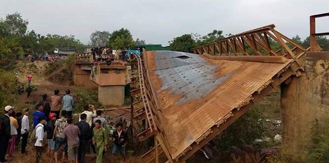 Xe qua tai lam sap cau, tai xe va phuong tien lao xuong song hinh anh