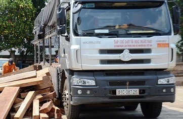 Xe tai dan logo bao chi de cho go lau hinh anh