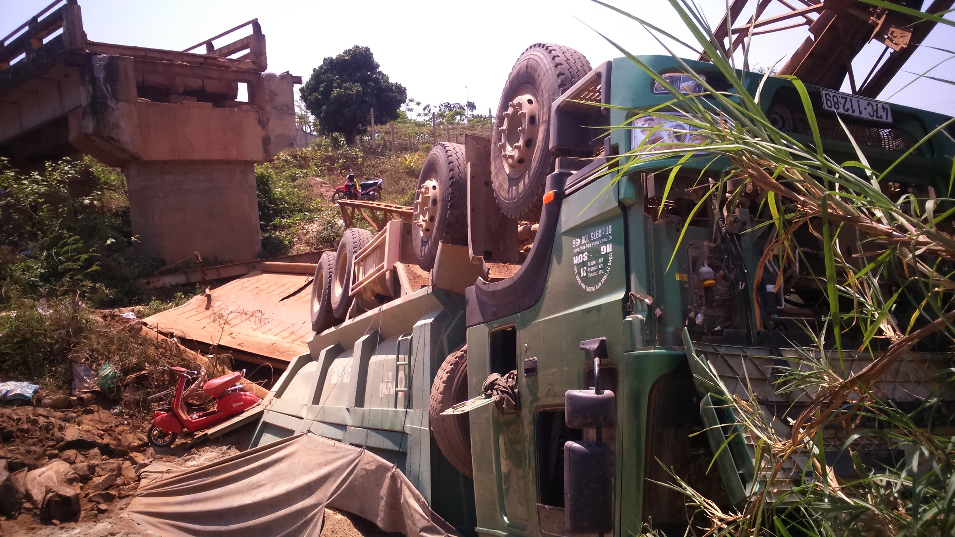 Xe tai lam sap cau sat anh 2