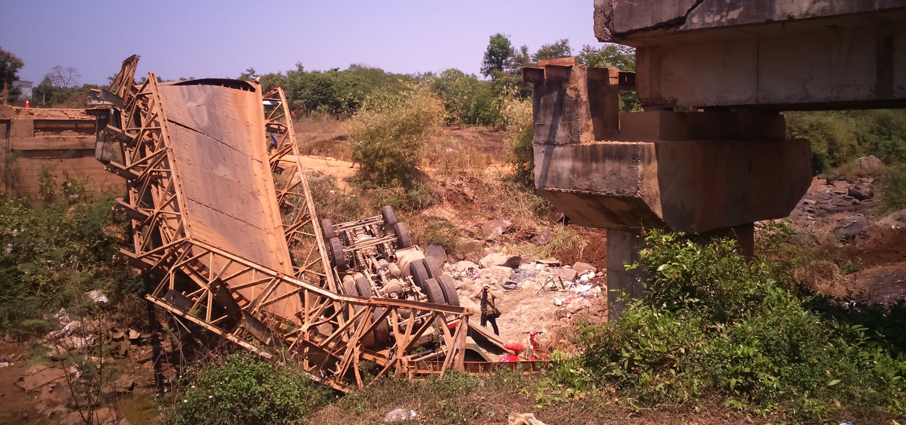 Xe tai lam sap cau sat anh 1