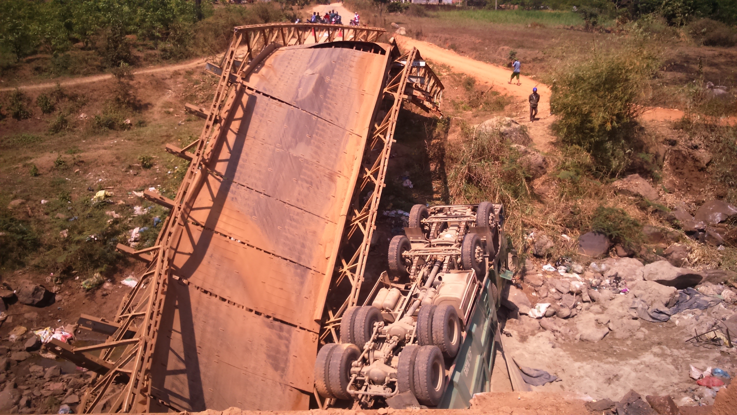 Xe tai lam sap cau sat, anh huong den 3.000 ho dan hinh anh