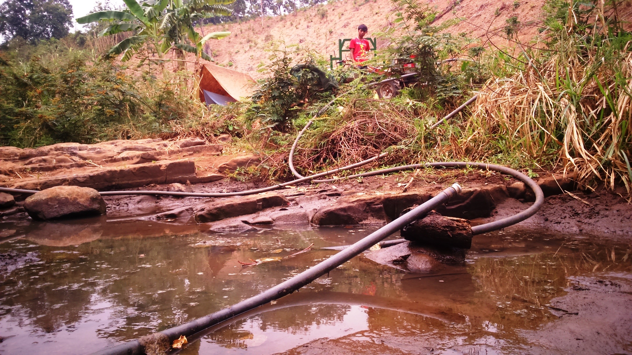 Nguoi dan Dak Lak vao suoi mot nuoc hinh anh