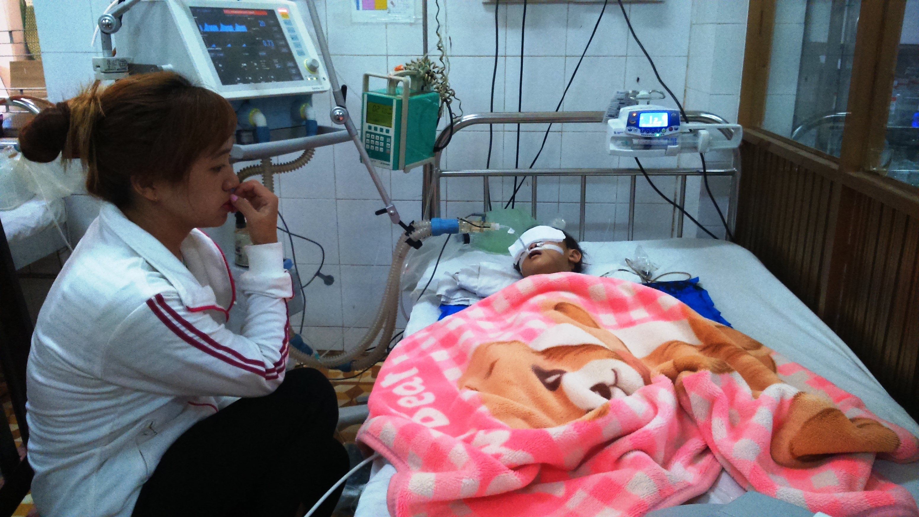 Be 25 thang tuoi te dap nao tai nha tre da tu vong hinh anh