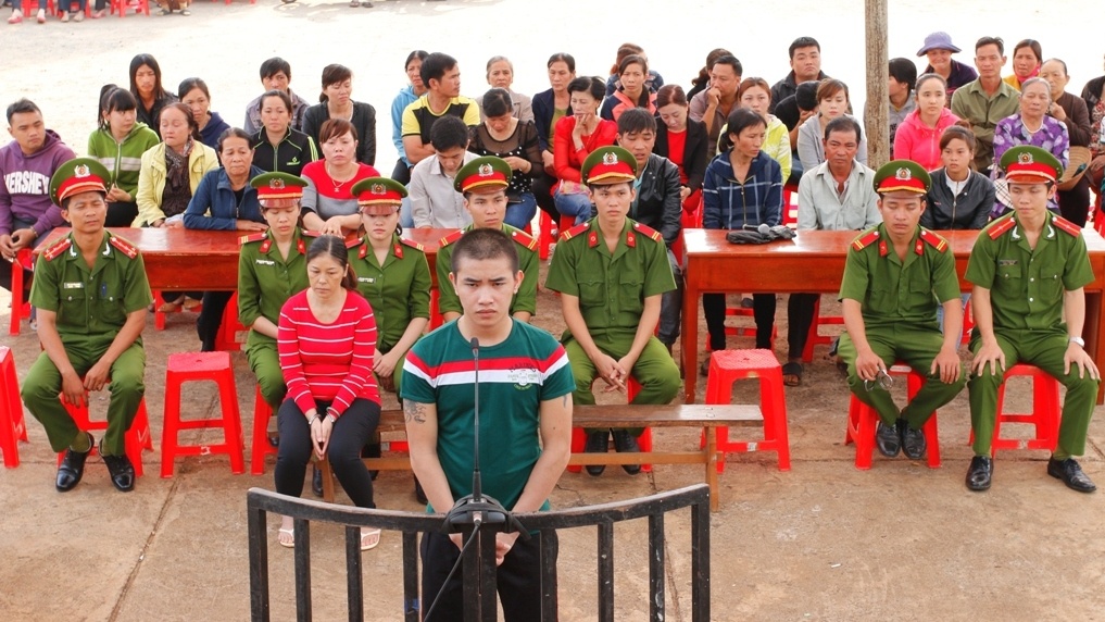 Thanh nien vo mua nuoc roi giet nguoi,  cuop tai san anh 1