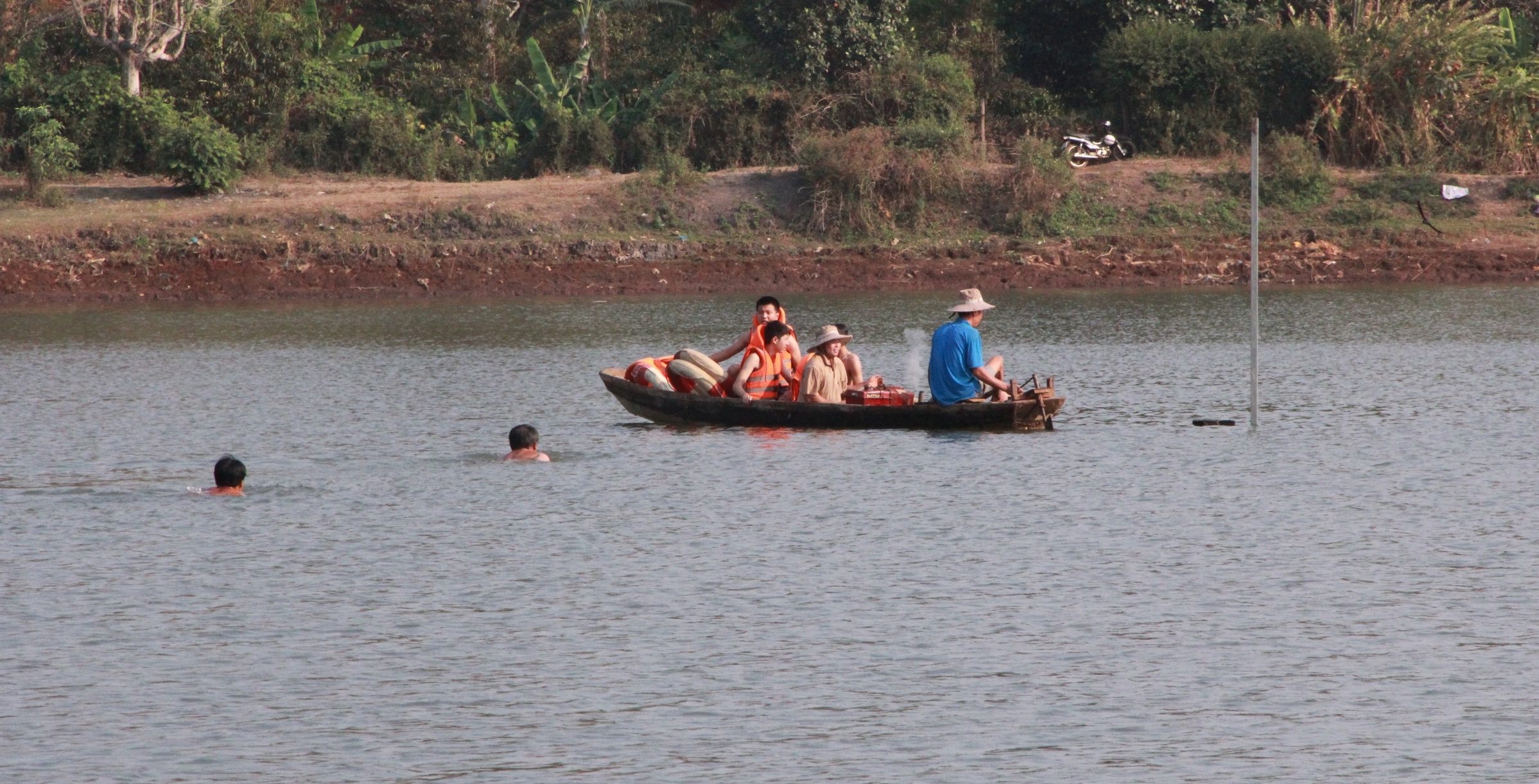Thanh nien boi ra giu ho tam bi duoi nuoc anh 1