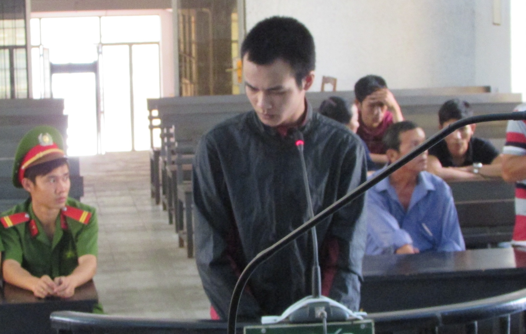 Thieu nu xin giam an cho thanh nien hiep dam minh hinh anh