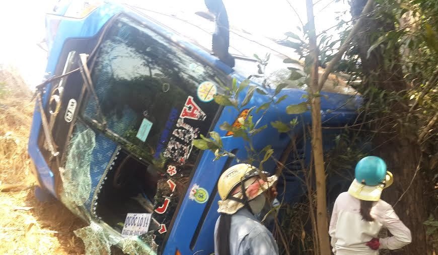 Xe khách lao xuống vực ảnh 1 Xe khach lao xuong vuc anh 1