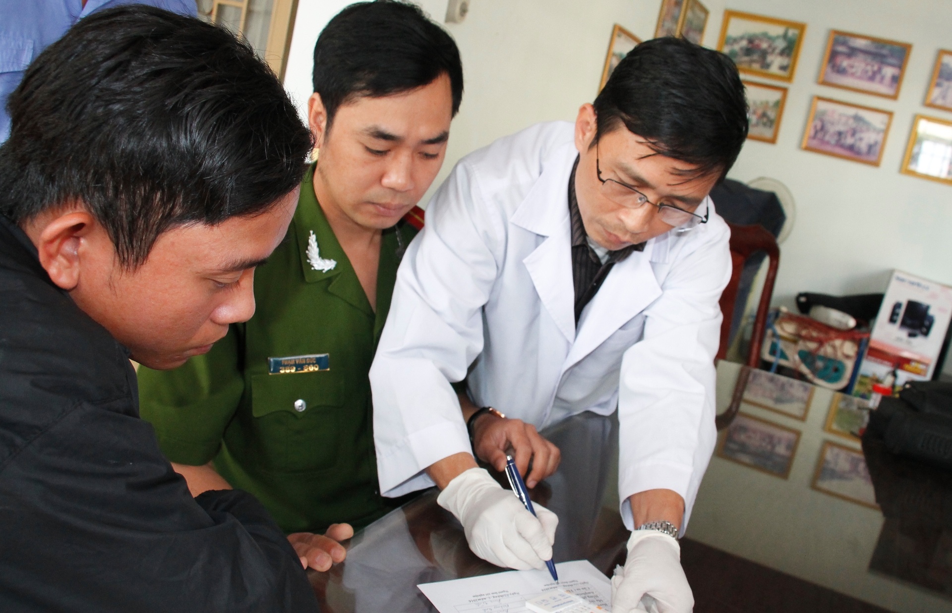 Tai xe ne kiem tra ma tuy anh 1