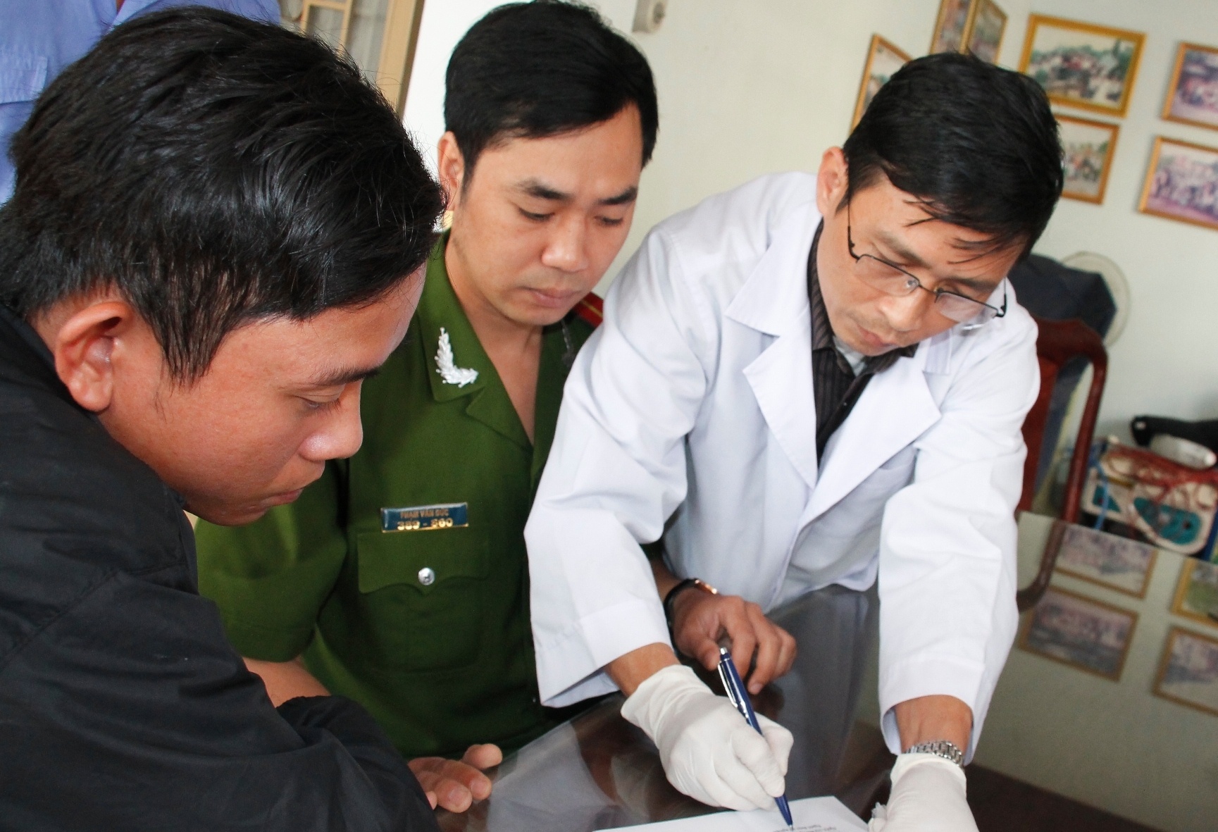 Kiem tra dot xuat, phat hien 6 tai xe dung ma tuy hinh anh