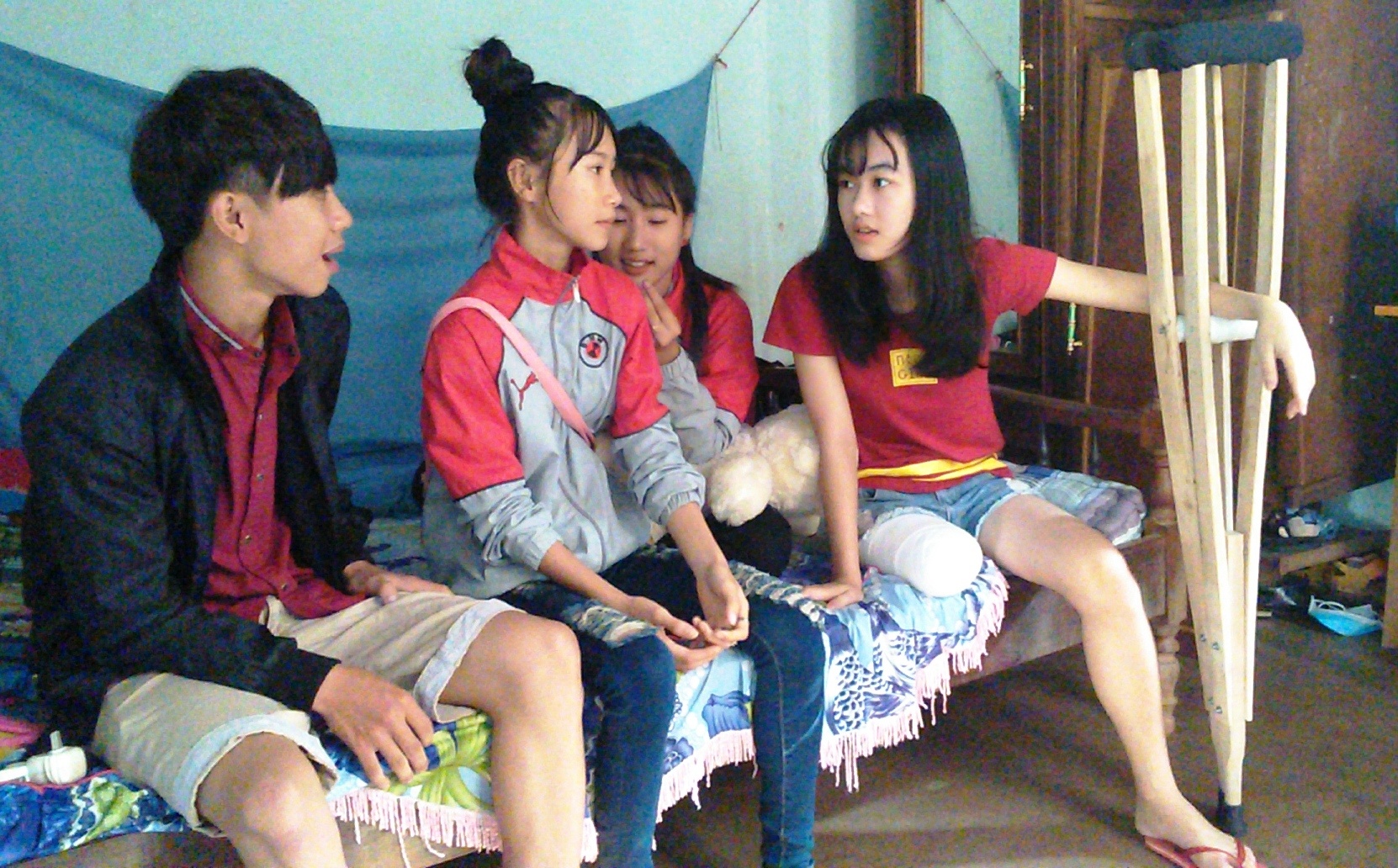 Nu sinh bi cua chan anh 1