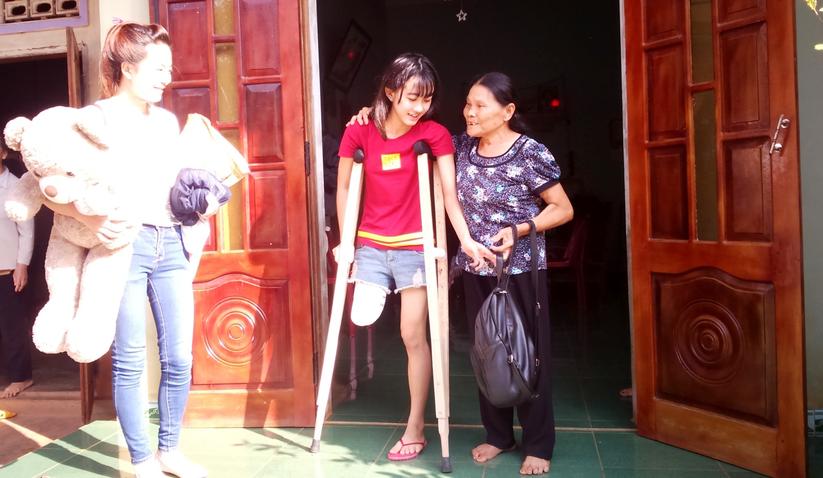 Nu sinh bi cua chan anh 2