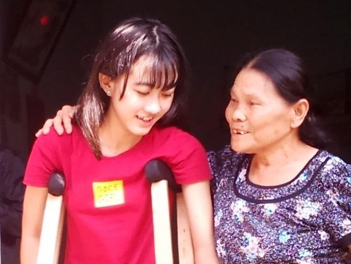 Nu sinh bi cua chan nhap hoc truong moi hinh anh