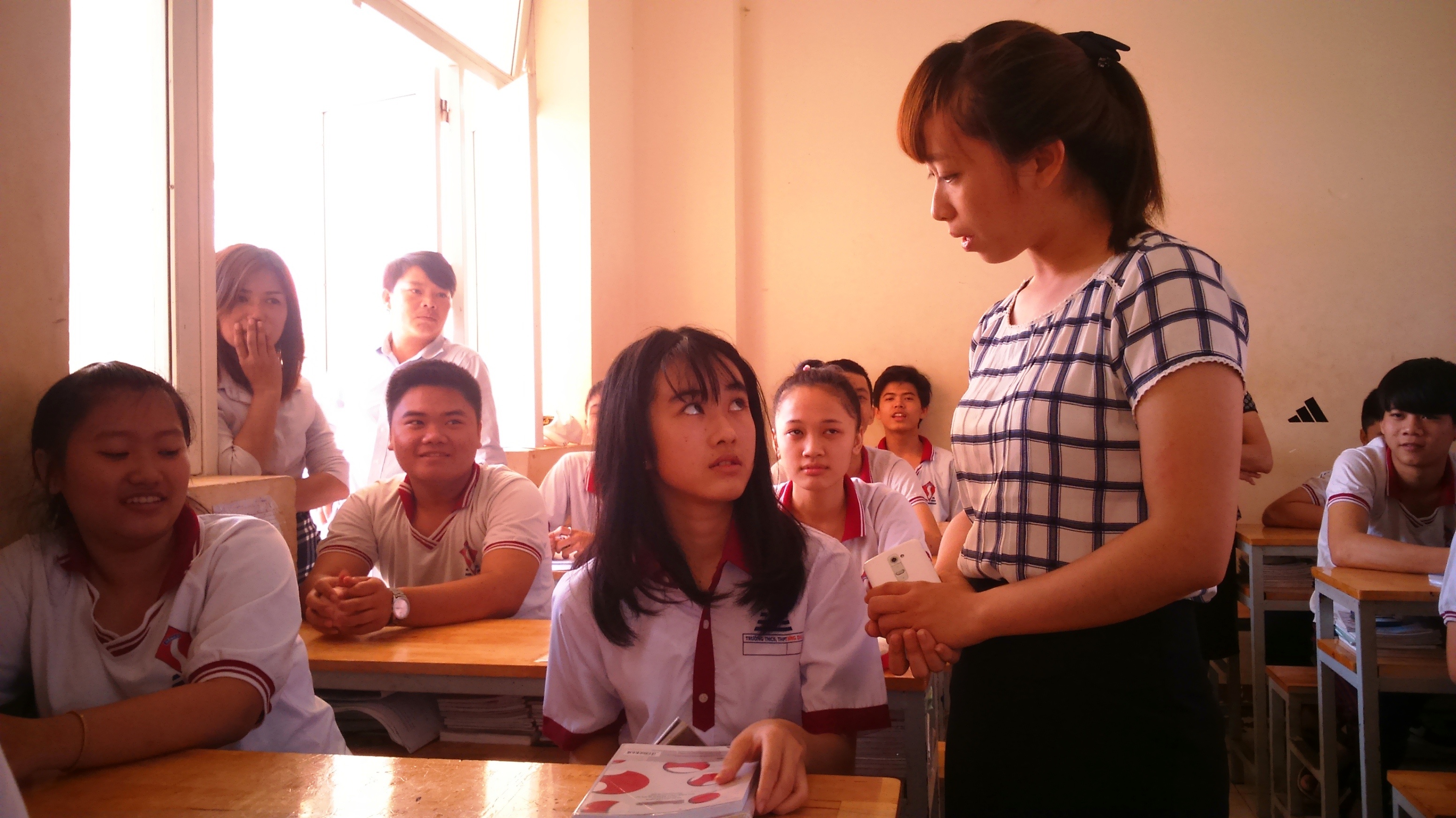 Nu sinh bi cua chan anh 3