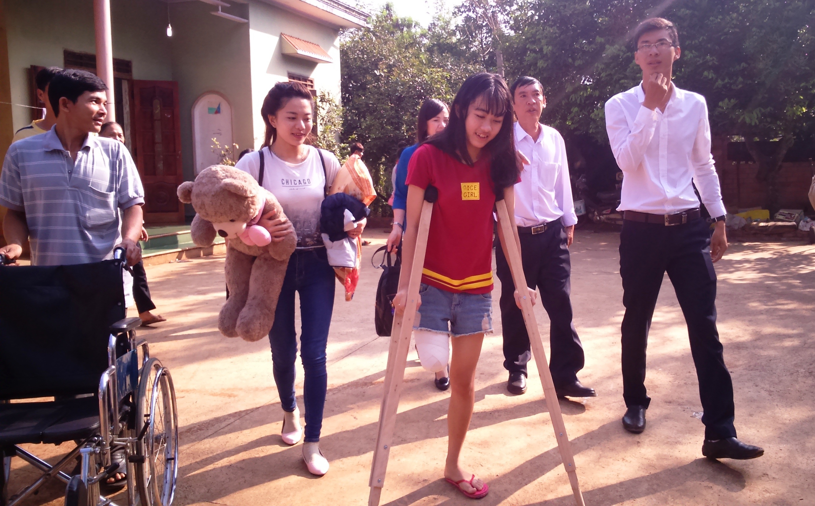 Nu sinh bi cua chan anh 1