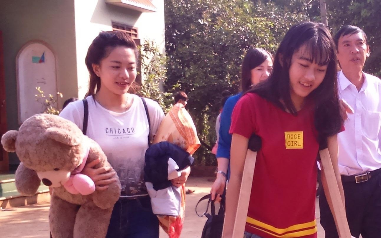 Nu sinh bi cua chan duoc ho tro 2 trieu dong/thang hinh anh